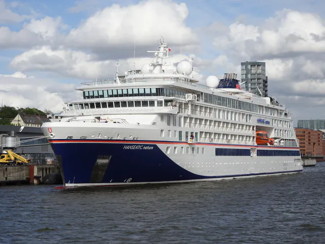Kreuzfahrtschiff HANSEATIC nature